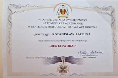 Komendant KaOSG wyróżniony przez Biskupa Polowego Dyplom stwierdzający przyznanie Komendantowi Karpackiego Oddziału Straży Granicznej Krzyż Komandorski Biskupa Polowego Deo et Patriae.