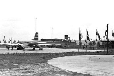 zdjęcie archiwalne płyty krakowskiego lotniska i stojący na niej samolot