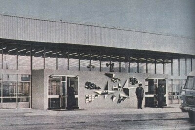 zdjęcie archiwalne budynek krakowskiego lotniska przed którym stoją funkcjonariusze