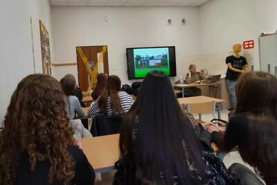 Rozmawiali o Straży Granicznej funkcjonariuszka straży granicznej podczas spotkania z uczniami. prowadzi prelekcje.