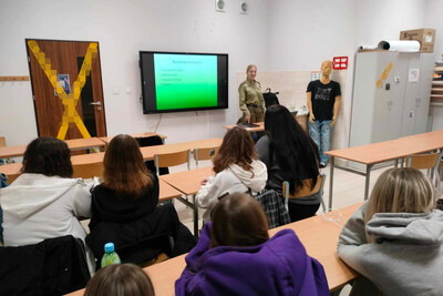 Rozmawiali o Straży Granicznej funkcjonariuszka straży granicznej podczas spotkania z uczniami. prowadzi prelekcje.