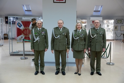 Sala Tradycji karpackiego Oddziału SG. Generał laciuga, pułkownik obrzut i pułkownik Marcisz stoją przy majorze michalaku odchodzącym na emeryturę.