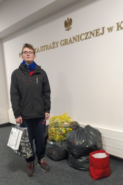 PSG w Krakowie – pomoc dla chłopca, który przeszedł białaczkę Chłopiec po otrzymaniu nakrętek