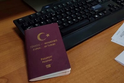 Na biurku przy klawiaturze komputera lezy paszport obywatela Turcji. Obok dokument wypełnione przez funkcjonariuszy Straży Granicznej w  Krakowie