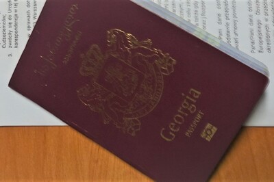 na biurku leży paszport wydany przez władze gruzji.
