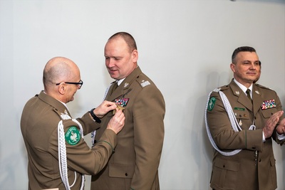 Ustępujący Komendant Karpackiego Oddziału Straży Granicznej przypinający Odznakę funkcjonariusza Karpackiego Oddziału Straży Granicznej nowemu Komendantowi Oddziału.