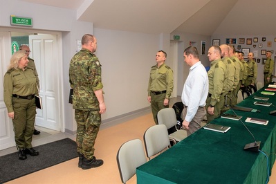 Sala Tradycji KaOSG. Pułkownik Gromala składa meldunek generałowi Jopkowi.  Po lewej stronie stoją zastępcy komendanta kaosg,a po prawej kadra kierownicza kaosg.