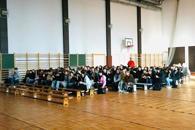 sala gimnastyczna 1 lo w suchej beskidzkiej. na ławkach siedzi grupa około 100 tegorocznych maturzystów - uczestników targów zawodów mundurowych