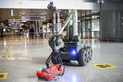 hala ogólnodostępna kraków airport. robot pirotechniczny sprawdza pozostawiony bez opieki plecak