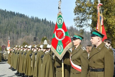 funkcjonariusze z Placówki Straży Granicznej w Zakopanem wraz z proporcem zakopiańskiej placówki podczas uroczystości. na drugim planie kompania honorowa.