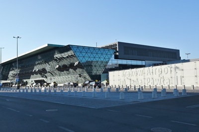 Budynek Kraków Airport na tle niebieskiego nieba