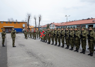 Komendant Karpackiego Oddziału straży granicznej oddaje honor przed sztandarem Oddziału. obok stoją pododdziały złożone z funkcjonariuszy Straży granicznej.