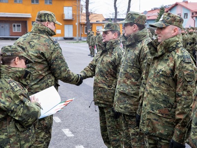 komendant karpackiego oddziału straży granicznej wręczający wyróżnienie urlopem nagrodowym funkcjonariuszom straży granicznej.