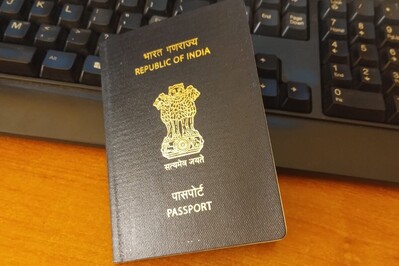 Nie wykonał decyzji o zobowiązaniu do powrotu paszport Indii położony na klawiaturze komputera. paszport jest koloru czarnego ze złotymi napisami.