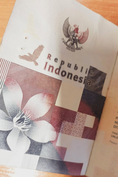 Turek, Indonezyjczyk i Polak zatrzymani, a Ukrainiec nie wjechał do RP pierwsza strona paszportu Indonezji. na niej znajduje się kolorowy obraz z kwiatem oraz ptak a nad nimi godło Indonezji.