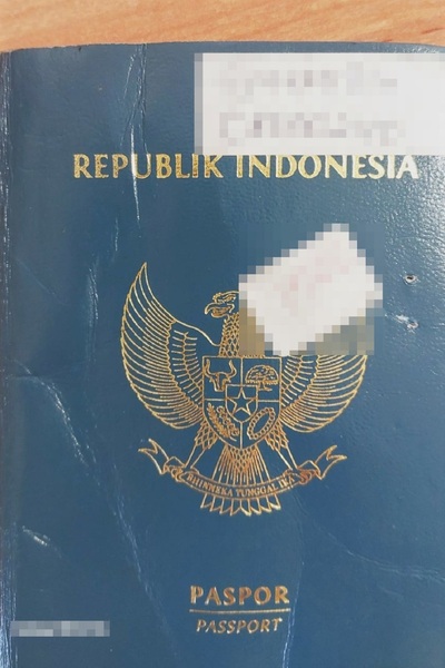 Turek, Indonezyjczyk i Polak zatrzymani, a Ukrainiec nie wjechał do RP paszport Indonezji koloru niebieskiego ze złotymi napisami i złotym godłem Indonezji.