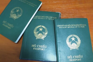 na biurku leżą trzy paszporty zatrzymanych obywateli wietnamu.