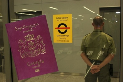 Kolaż zdjęć. Funkcjonariusz SG stoi tyłem przed drzwiami do pomieszczeń dla osób, którym odmówiono wjazdu do RP. po lewej stronie okładka paszportu obywatela gruzji.