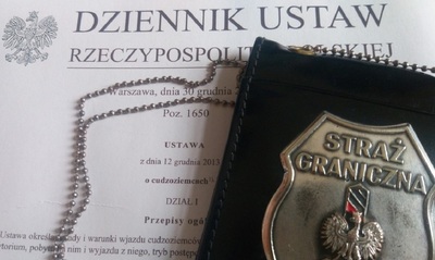Kolejny nielegalny pobyt na terytorium RP odznaka funkcjonariusza straży granicznej z napisem straż graniczna oraz godłem polski w postaci orła znajdująca się na papierowej wersji ustawy o cudzoziemcach.