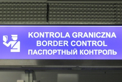 Odmówiono im wjazdu do Polski Tablica  z napisem w kolorze białym kontrola graniczna na niebieskim tle.