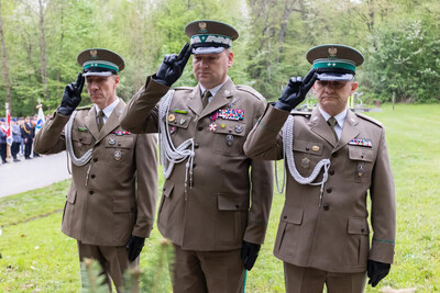 Komendant Karpackiego Oddziału Straży Granicznej wraz z dwoma funkcjonariuszami straży granicznej oddaje honor przed obeliskiem upamiętniającym ofiary katastrofy lotniczej w smoleńsku.