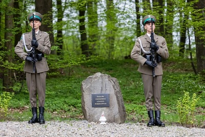 dwóch funkcjonariuszy straży granicznej stojących na baczność jako warta honorowa przy obelisku upamiętniającym ofiary katastrofy lotniczej w smoleńsku.
