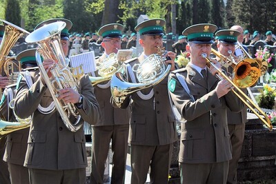 sekcja dęta orkiestry reprezentacyjnej straży granicznej gra na instrumentach