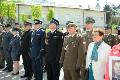Uczestnicy uroczystości w Kielcach stoją na Placu Artystów, wśród nich mjr SG Maciej Chwiałkowski reprezentujący Karpacki Oddział straży granicznej