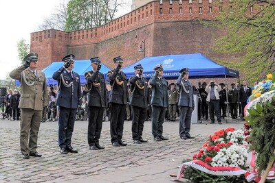 Na placu ojca studzińskiego w krakowie przedstawiciele służb mundurowych składają wieniec dla uczczenia pamięci Ofiar zbrodni katyńskiej