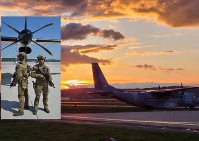 Kolaż zdjęć. Na płycie lotniska w zachodzie słońca stoi wojskowy samolot CASA. Po lewej stronie funkcjonariusze Zespołu Interwencji Specjalnych w kominiarkach z bronią długą  przed silnikiem samolotu.