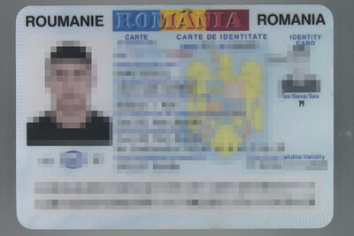 Syryjczyk udawał Greka rumuński dowód osobisty, który został podrobiony. zamazane są dane i twarz zatrzymanego.