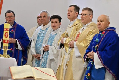 Msza święta. Zbliżenie na księży koncelebrujących liturgię. Wśród nich kapelan kaOSG.