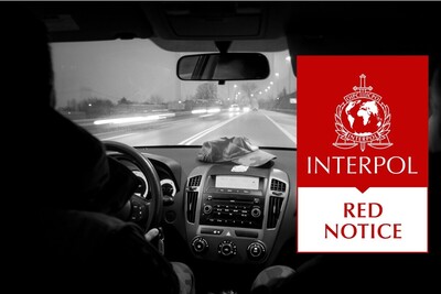 Kolaż zdjęć. czarno-białe wnętrze pojazdu służbowego sg za kierownicą funkcjonariusz sg. po prawej biało-czerwony prostokąt z napisem red notice interpol