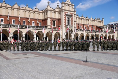 na rynku głównym w krakowie stoją pododdziały 2 Korpusu Polskiego – Dowództwa Komponentu Lądowego oraz poczty sztandarowe