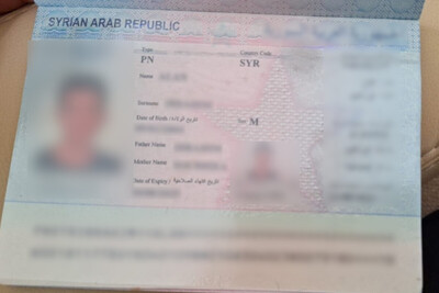 zdjęcie paszportu syryjskiego przedstawiające zatrzymanego obywatela Syrii. wszystkie dane oraz twarz są zakryte.