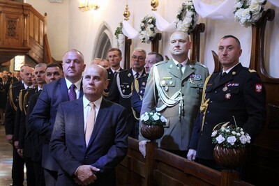 Komendant Karpackiego Oddziału Straży Granicznej stojący podczas mszy świętej. obecni są również mundurowi innych służb.