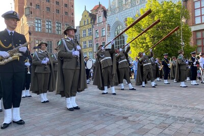 funkcjonariusze straży granicznej z orkiestry reprezentacyjnej straży granicznej oraz orkiestry morskiego oddziału straży granicznej podczas wspólnego występu na rynku  w gdańsku.