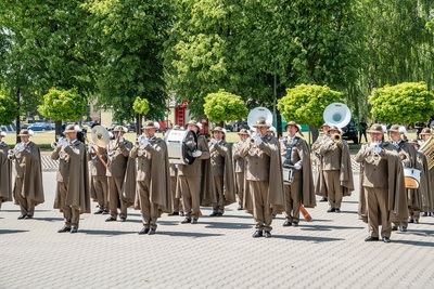 muzycy orkiestry reprezentacyjnej straży granicznej wykonujący pokaz musztry paradnej.