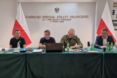 Komendant KaOSG oraz dwóch przedstawicieli związku siedzą przy stole w sali tradycji.