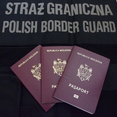 Zdjęcie przedstawia napis straż graniczna i trzy okładki paszportów mołdawskich