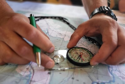 Na zdjęciu widoczna mapa i kompas