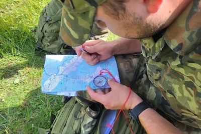 Określanie kierunku według mapy i kompasu w terenie