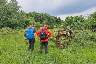 Szkolący się funkcjonariusze i ratownicy GOPR na tle lasu