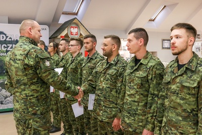 komendant karpackiego oddziału straży granicznej wręcza akty mianowania na pierwszy stopień w korpusie podoficerów funkcjonariuszom straży granicznej.
