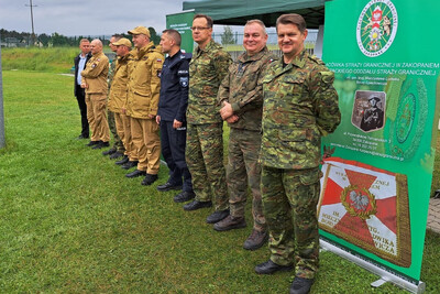 Komendanci poszczególnych służb mundurowych. pierwszy od czoła to komendant placówki straży granicznej w Zakopanem, gospodarz turnieju.
