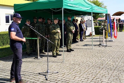 Komendant Karpackiego oddziału straży granicznej wraz zaproszonymi gośćmi i uczestnikami uroczystości oglądają pokaz w wykonaniu żołnierza ukraińskiego i jego psa służbowego.