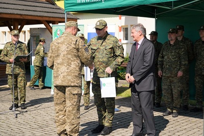 Komendant Karpackiego oddziału straży granicznej wręczający upominek dowódcy ukraińskiemu.