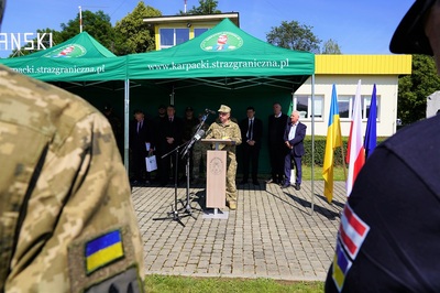 dowódca żołnierzy ukraińskich przemawiający podczas uroczystości.