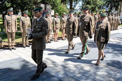 generał jopek wraz z zastępcami składa uroczyści znicz przed grobem generała pierackiego