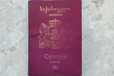 na parapecie leży paszport zatrzymanego obywatela Gruzji.